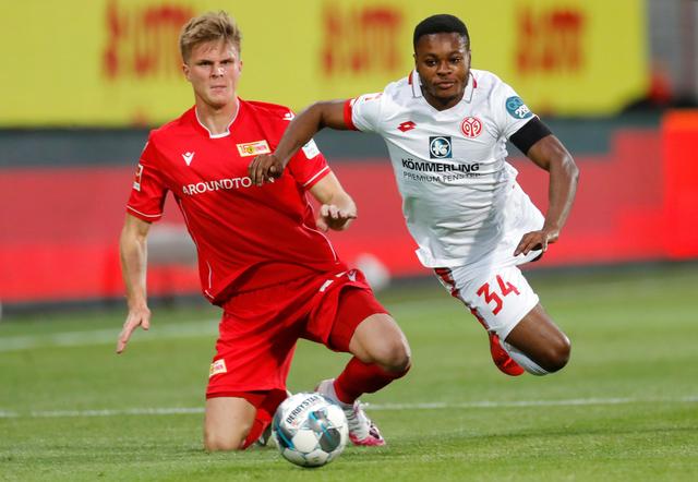 骑士新赛季表现下滑，爆冷输给马刺，主场优势助力取胜，马刺虽缺主力仍保持竞争力。（骑士状态走低遭马刺爆冷，主场加持助其告捷，马刺缺将仍具竞争力）