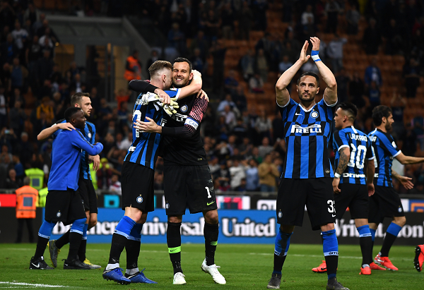 曼城英超33分紧追阿森纳，五项数据领跑联赛（曼城英超积33分逼近阿森纳，五项统计高居榜首）