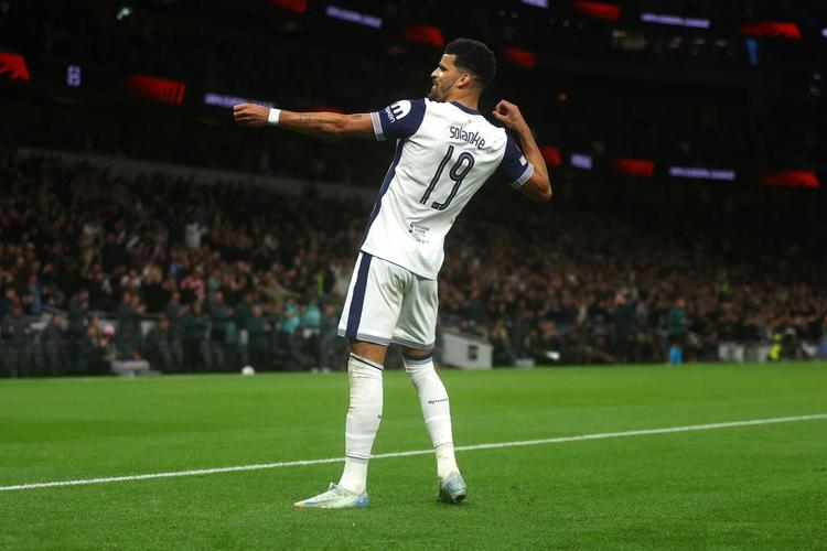 明知阿隆索镇不住巨星，皇马当初为啥还要请他？（既知阿隆索压不住大牌，皇马当时为何仍聘用他？）