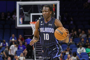 后卫身体对抗强度惊人，主帅盛赞（后卫对抗硬度爆表，主帅力赞）