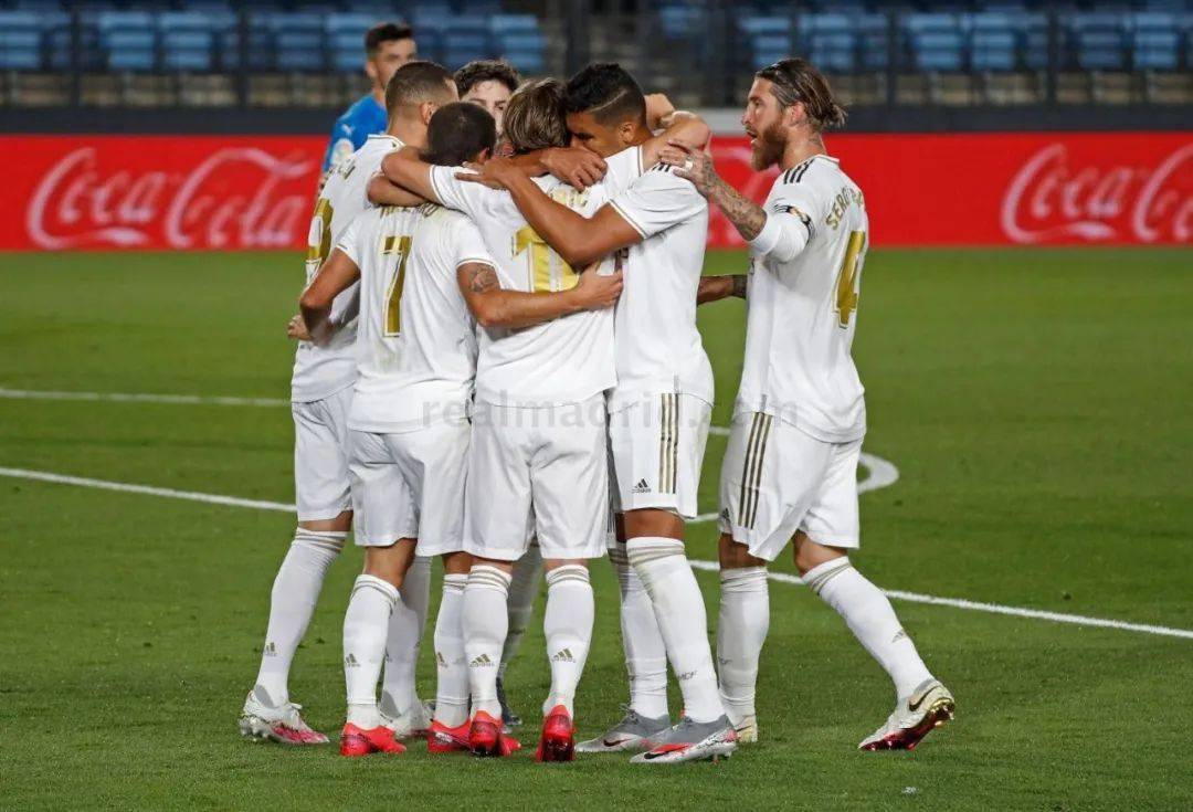 篮球篮网主力球员赛后受媒体采访（篮网队核心球员赛后接受媒体采访）